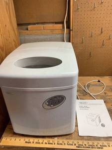 lot 742 image: NewAir AI-200 Series Portable Ice Maker