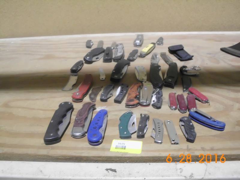 lot 1610 image: Lot of over 35 Various Knives