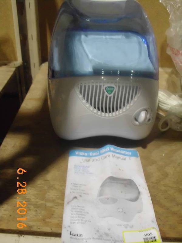 lot 1615 image: Vicks Brand Humidifier #V3100