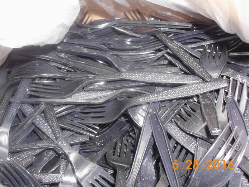 lot 1659 image: Large Lot of Black Plastic Forks Over 900