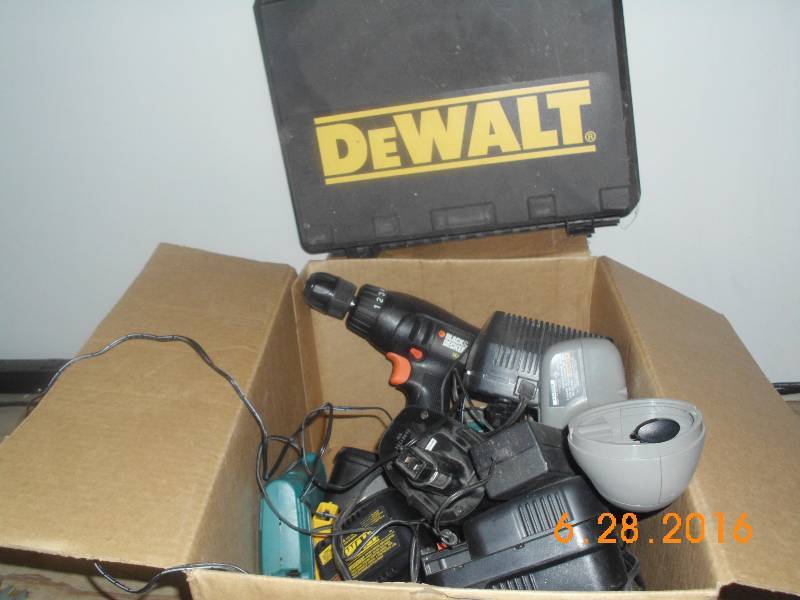 lot 1668 image: Lot of Battery Pack Drills, Dewalt,Makita & Craftsman