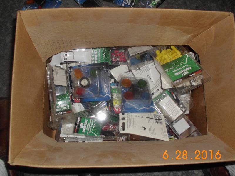 lot 1688 image: Lot of Connectors Switches 40 Pieces