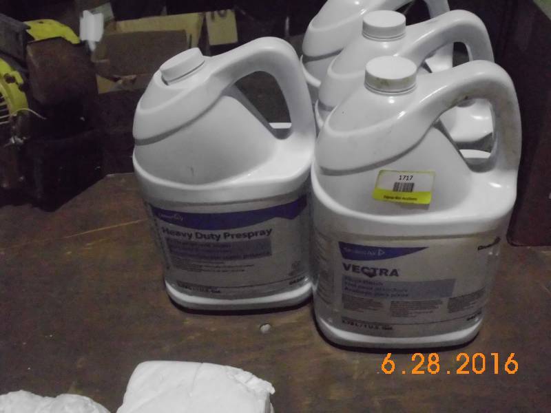 lot 1717 image: 4 Gallon Diversey Heavy Duty Prespray Floor Polish