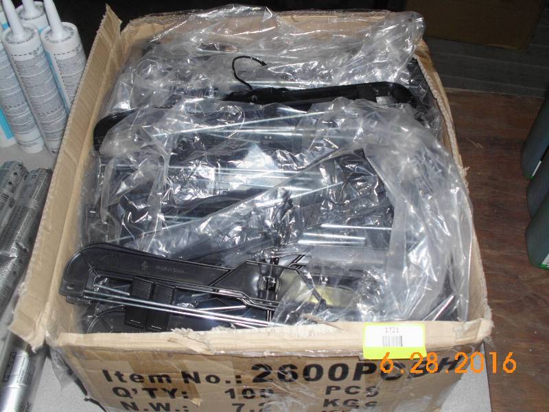 lot 1721 image: Case of Pant Hangers Plastic 100 Pieces