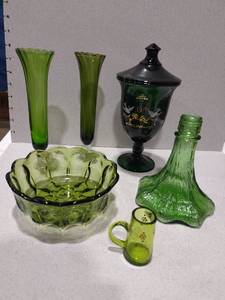 lot 1009 image: Viking emerald glass covered vase with mid century thumbprint emerald bowl and bud vases