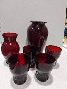 lot 1018 image: Anchor Hocking ruby glass vase and tumblers