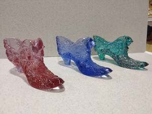 lot 1023 image: Fenton daisy and button cat head glass shoes lot of 3