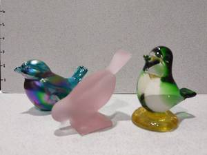 lot 1027 image: Fenton carnival glass bird with Murano glass dove and pink bird