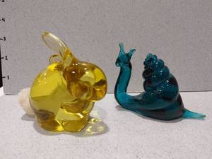 lot 1028 image: Fenton bunny with blue glass snail