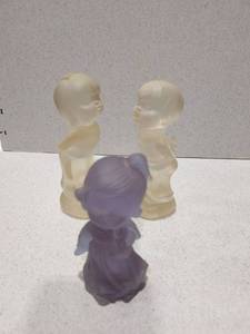 lot 1029 image: Fenton kissing boy and girl glass figurines