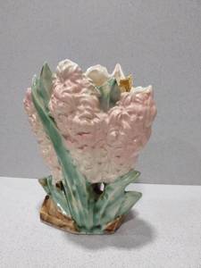 lot 1031 image: McCoy hyacinth lilac vase