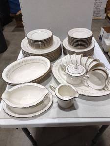 lot 1033 image: Noritake ivory china 7548 Heather 47 pieces service for 8