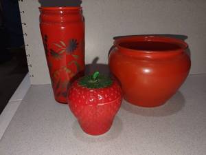 lot 1037 image: Hazel Atlas milk glass strawberry jam jar and lid with hand painted vase