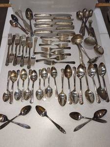 lot 1040 image: Silverplate flatware 61 pieces
