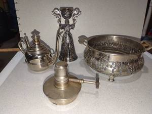 lot 1042 image: Assorted silverplated items