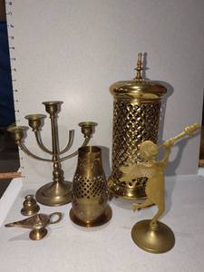 lot 1044 image: Brass candle sticks