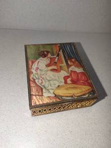 lot 1079 image: Jewelry box musical Renior woman with a guitar