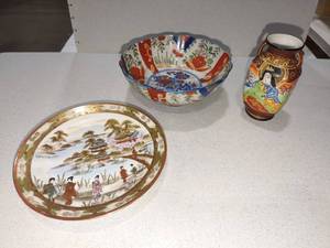 lot 1087 image: Nippon and various hand painted Asian home decor