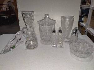 lot 1089 image: Godinger and assorted crystal decor