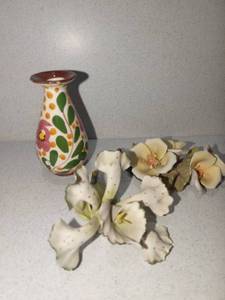 lot 1090 image: American Children figurine with assorted decor