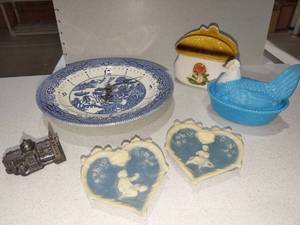 lot 1091 image: Incolay stone wall decor with Churchill clock and assorted decor