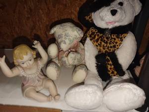 lot 1092 image: Flambro porcelain doll with stuffed bears