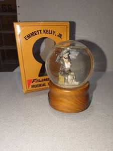 lot 1094 image: Emmett Kelly Jr Flambro musical waterball
