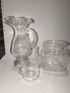 lot 1105 image: Kelloggs creamer glass dish with pitchers