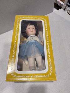 lot 1125 image: Effanbee porcelain doll on stand number 1402 with box