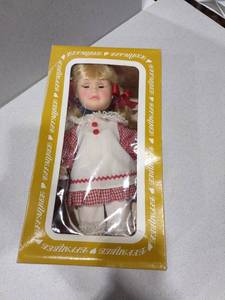 lot 1130 image: Effanbee porcelain doll on stand number 1407 with box