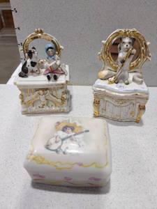 lot 1133 image: The Heirloom Tradition and Staffordshire trinket boxes