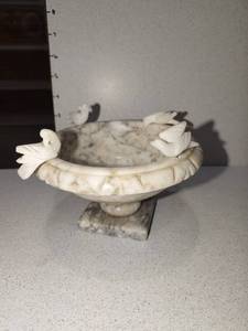 lot 1142 image: Marble birdbath decor