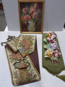 lot 1144 image: Capodimonte and other floral decor