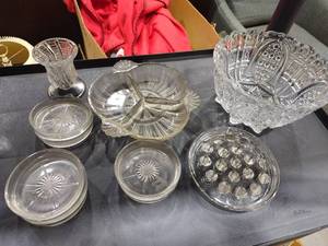 lot 1145 image: Assorted glassware