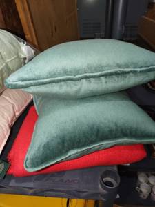 lot 1162 image: Throw blanket and 2 throw pillows