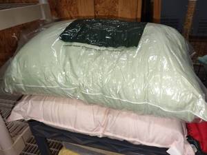 lot 1163 image: Ralph Lauren and other bed pillows