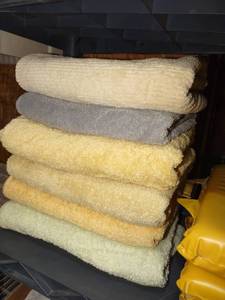 lot 1165 image: Bath towels