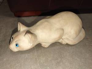 lot 1174 image: Ready to pounce cat decor approximately 15 in long