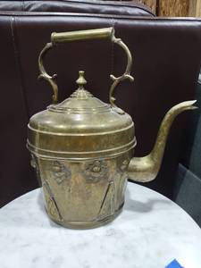 lot 1187 image: Vintage solid brass tea pot kettle approximately 16 in tall