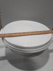 lot 2006 image: Porcelain cake stand by Threshold with 5 Linen napkins and a wash cloth