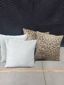 lot 2022 image: 4 Green throw pillows