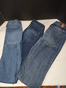 lot 4004 image: Womens skinny jeans sizes 2 and 4