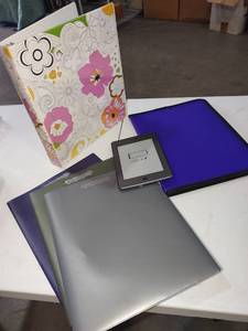 lot 4022 image: Amazon Kindle with folders and 3 ring binders