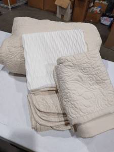 lot 4027 image: Quilted king size bedspread with 2 matching shams and Ikea 20 x 20 in pillow case