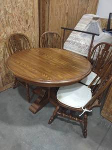 lot 4035 image: Pennsylvania House round dining table 30 x 46 x 46 in with 4 dining chairs