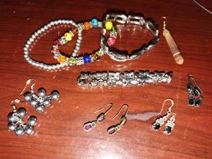 lot 4039 image: Ladies bracelets and earrings