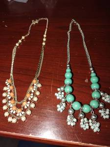 lot 4042 image: Ladies necklaces