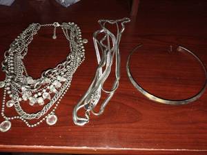 lot 4043 image: Ladies necklaces