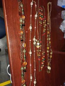 lot 4044 image: Ladies necklaces