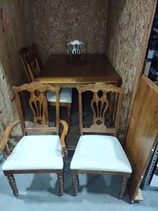 lot 5000 image: Solid oak dining table 30 x 66 x 44 in with 6 chairs 2 are captains chairs and table leaf 20 in wide